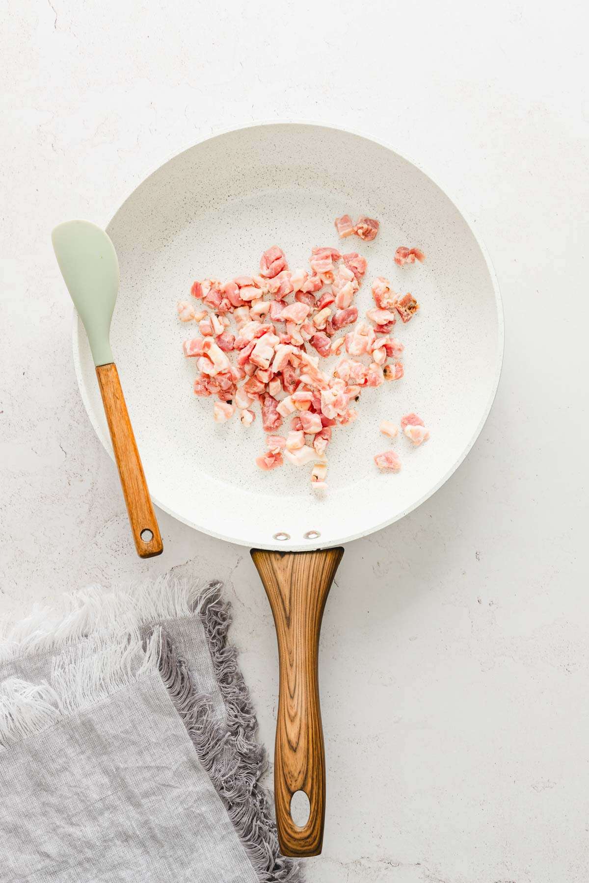 skillet wiht raw pancetta