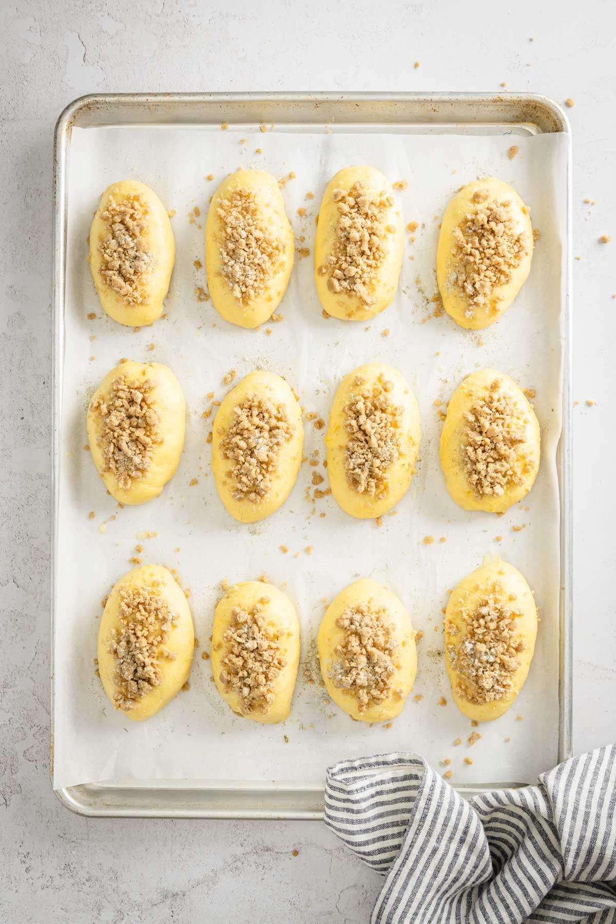 jagodzianki on a baking tray before baking