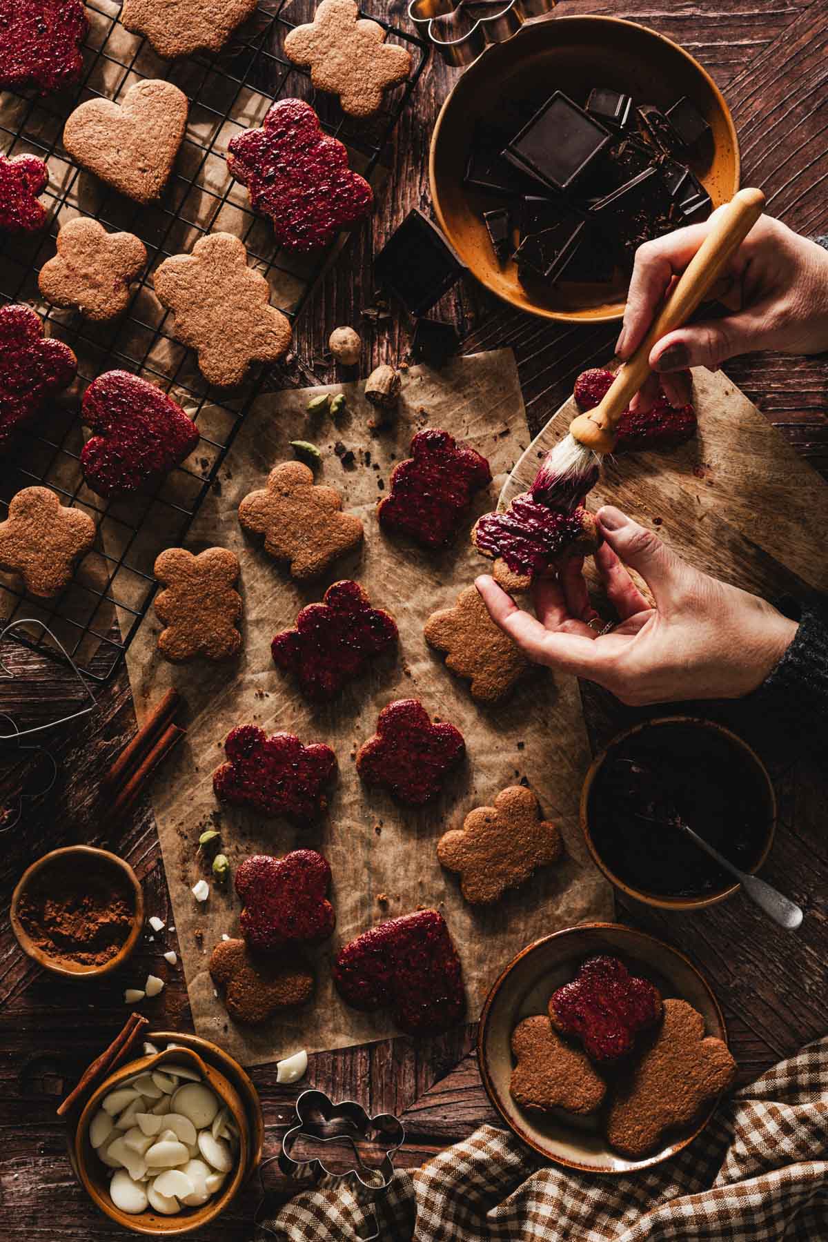 hans in frame glazing the pierniczki
