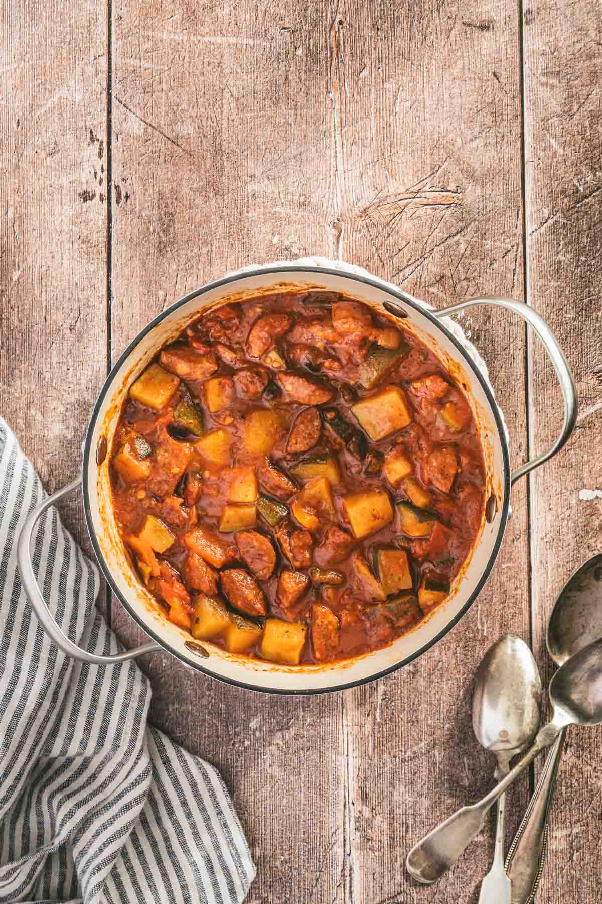 cooked leczo in a pot