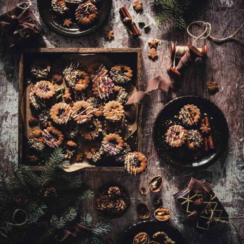 cokikes on a serving tray, plates, , ribbons,