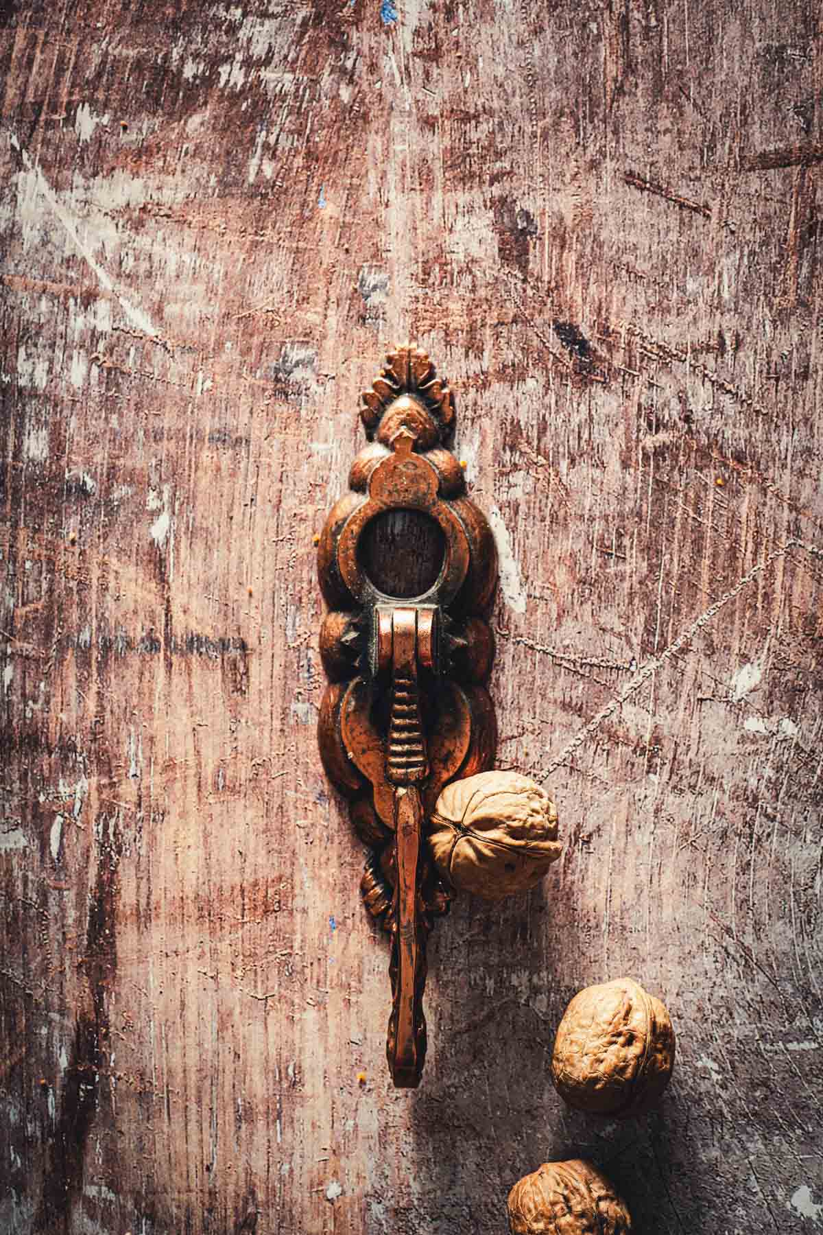 nut cracker, walnuts