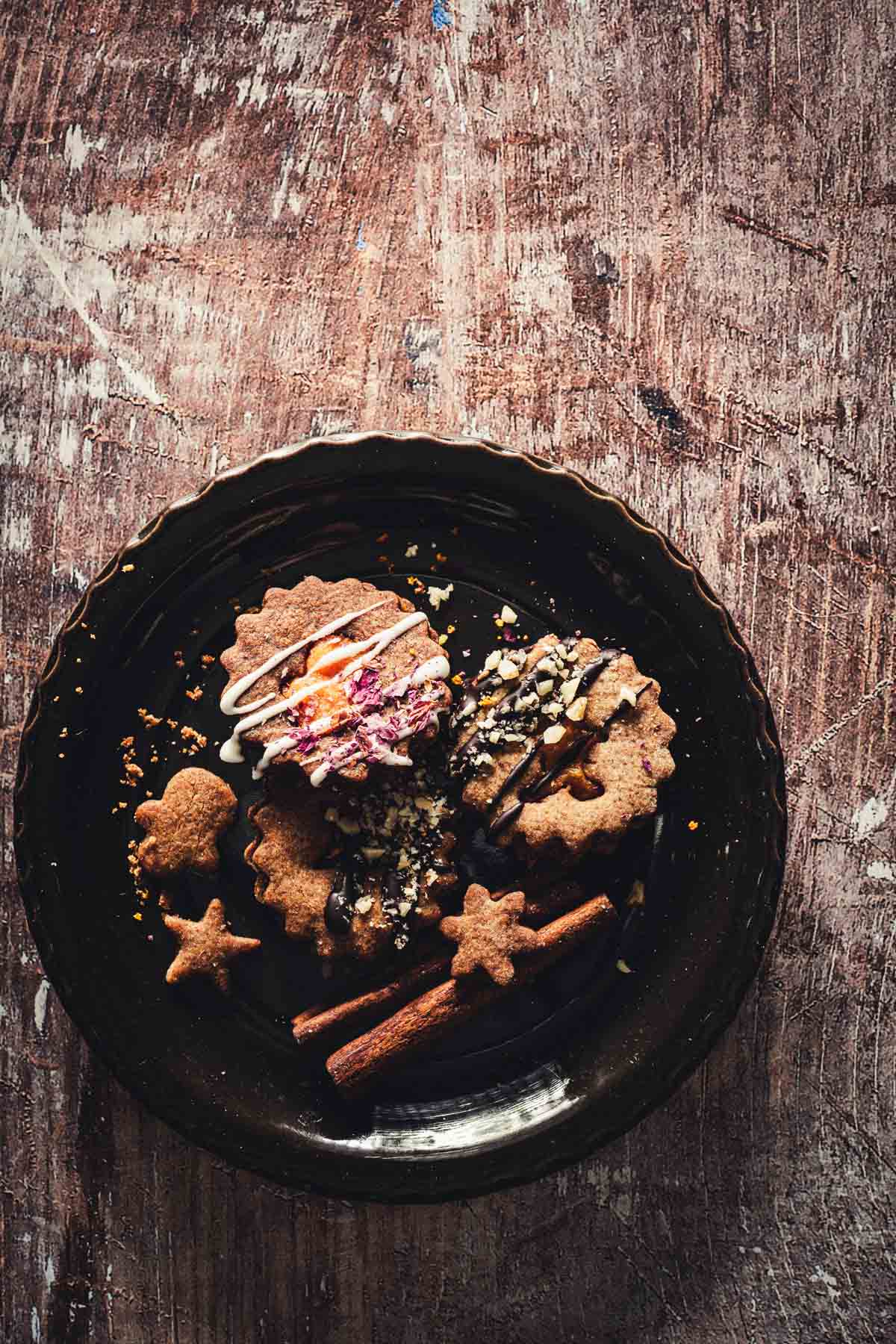 single plate with cookies