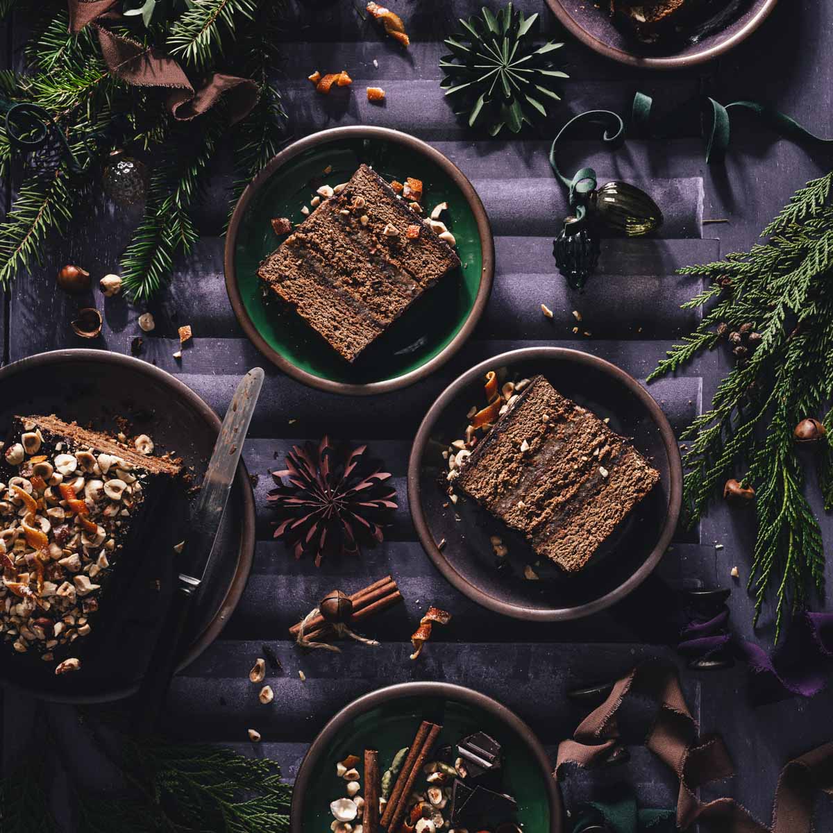 various plates with sliced piernik cake