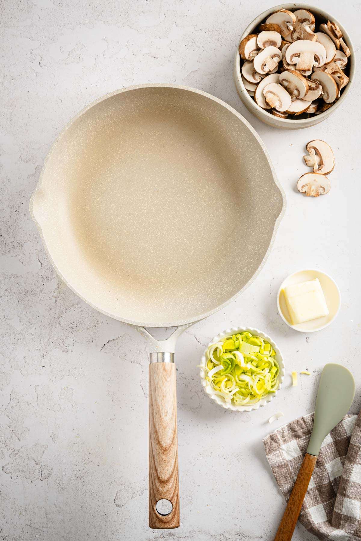 frying pan, dish with leeks, mushrooms and butter