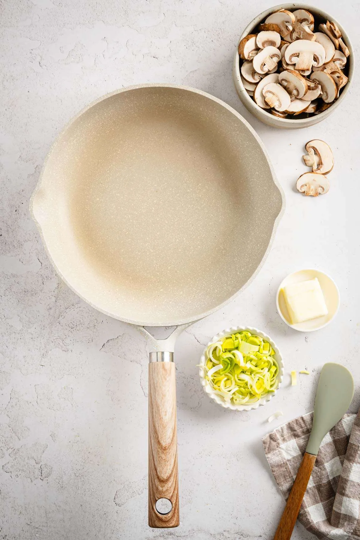 frying pan, dish with leeks, mushrooms and butter