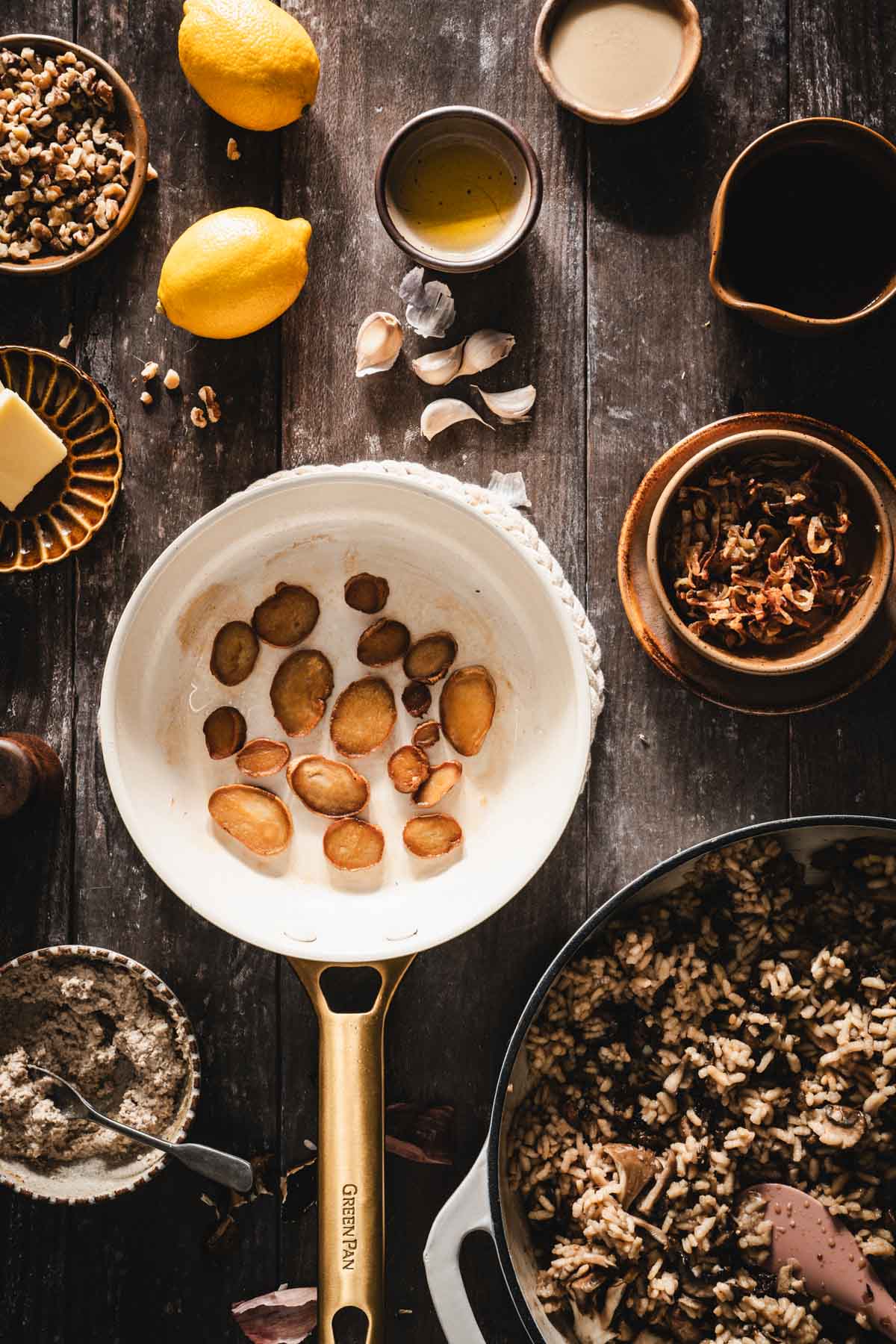 skillt withcooked slices of king trumpet