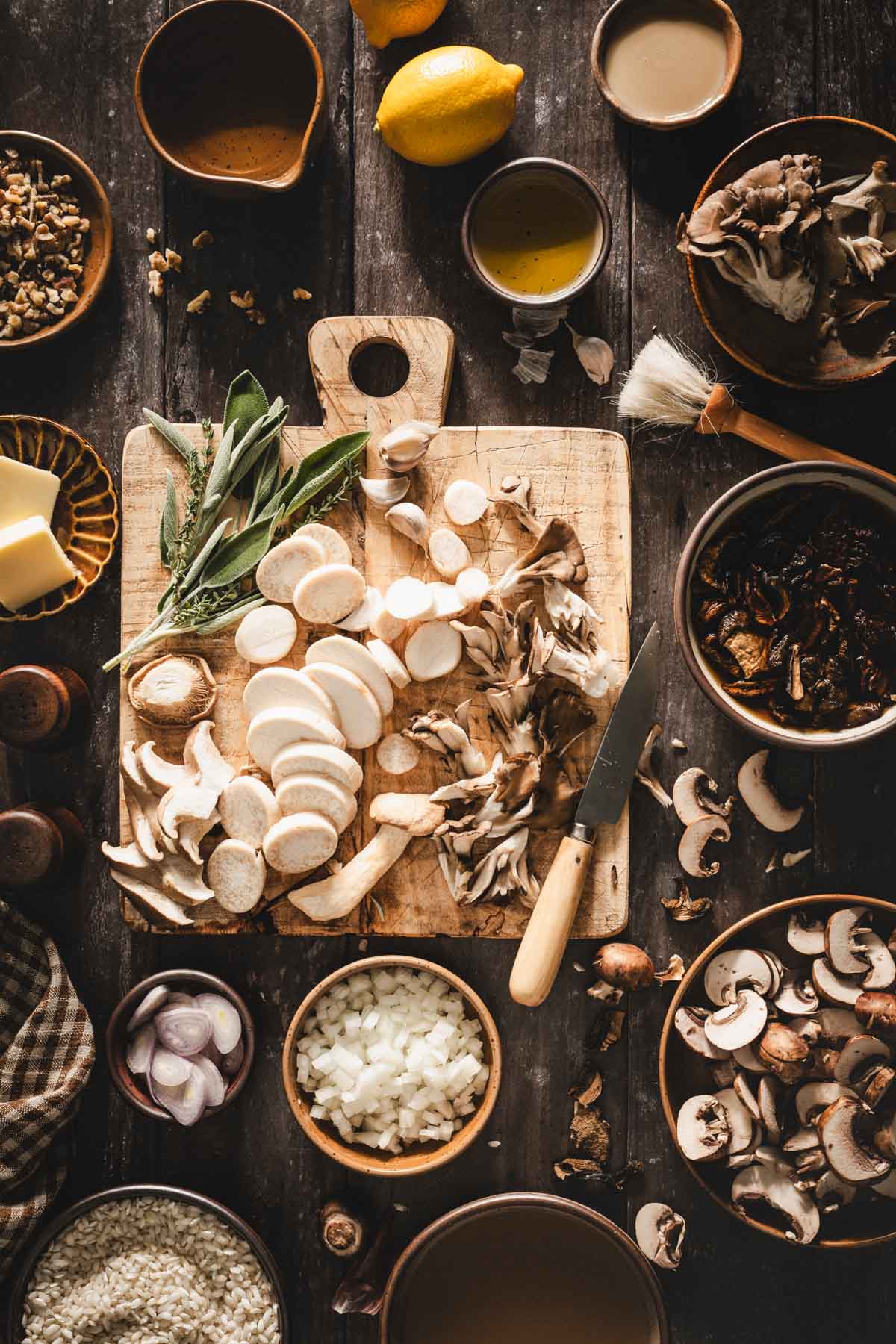 sliced king trumpet and other ingredients