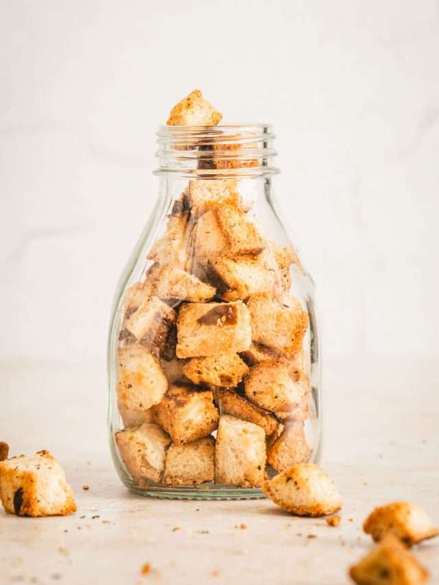 Crunchy Pretzel Buns Croutons